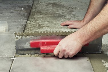  Yenileme - karo döşeme inşaat işçisi