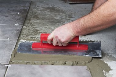 Yenileme - karo döşeme inşaat işçisi