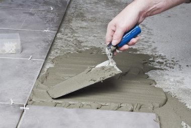 Yenileme - karo döşeme inşaat işçisi