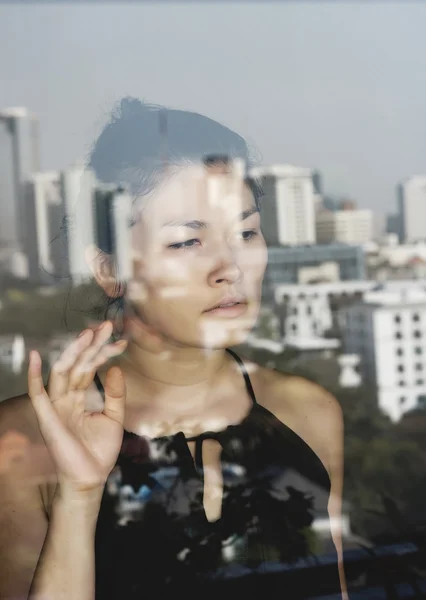 悲しい若い女性と雨の滴 — ストック写真