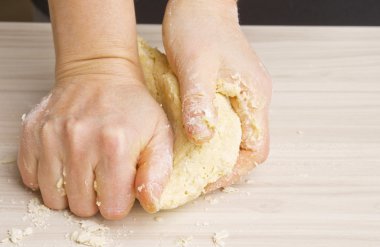 Kadın el hamur hazırlama 