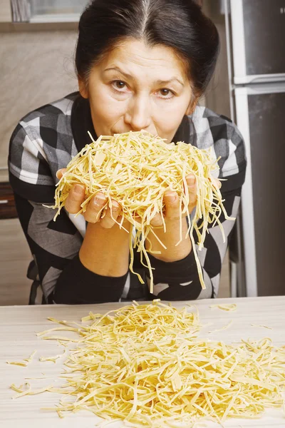 Macarrão mulher preparação — Fotografia de Stock