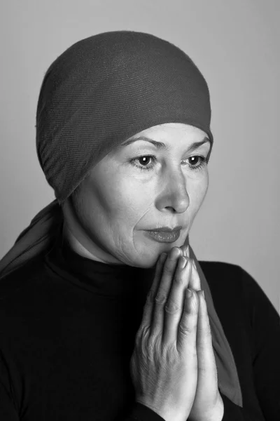 Frau mittleren Alters betet — Stockfoto