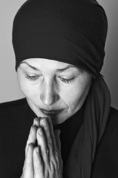 Молящаяся женщина средних лет — стоковое фото
