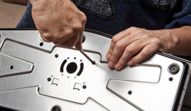 Elinde tornavida vida