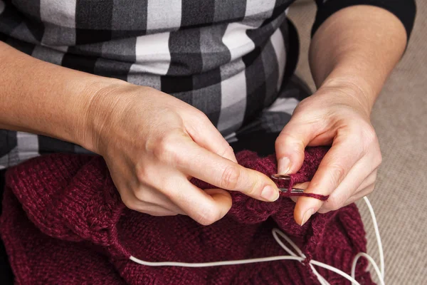 Handen van de vrouw breien — Stockfoto