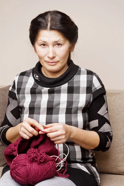 Vrouw breien met spaken — Stockfoto