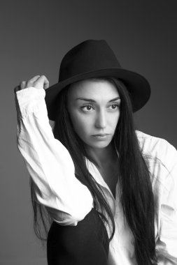 Şapkalı güzel esmer 