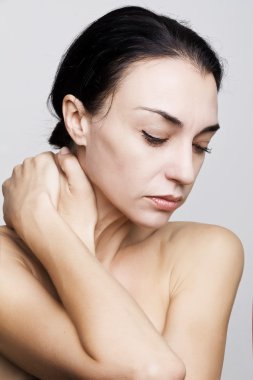 Gri arka planda güzel bir kadın