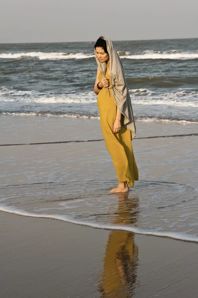 Mujer caminando por la playa — Foto de Stock