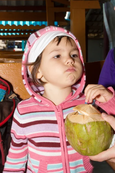 Милая маленькая девочка с кокосом — стоковое фото