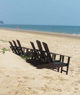 Sandalyeler, güneşli bir plaj