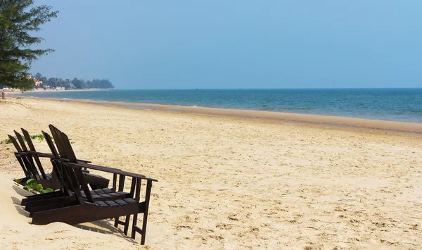 Sedie, spiaggia in una giornata di sole — Foto Stock