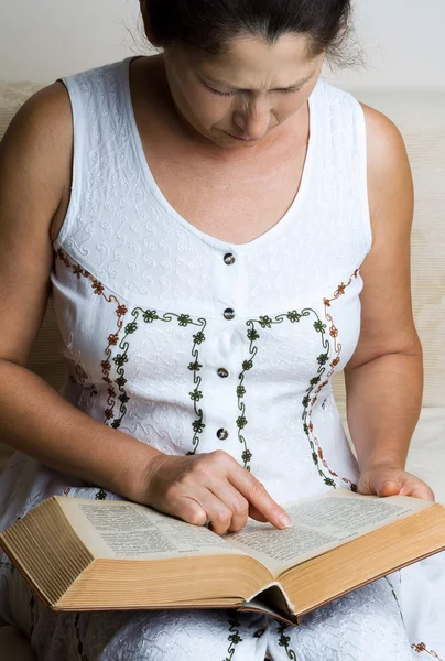 Kvinna anläggning Bibeln — Stockfoto