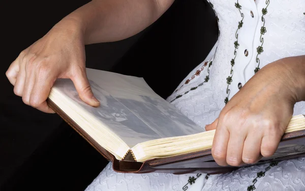 Mujer sosteniendo la Santa Biblia — Foto de Stock