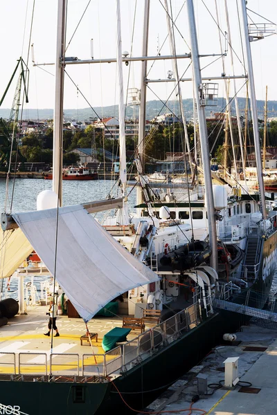 Płynącego statku Rainbow Warrior Greenpeace — Zdjęcie stockowe