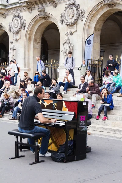 Pianista de rua desconhecido entretém o público — Fotografia de Stock