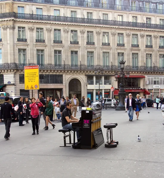 Pianista callejero desconocido entretiene a la audiencia — Foto de Stock