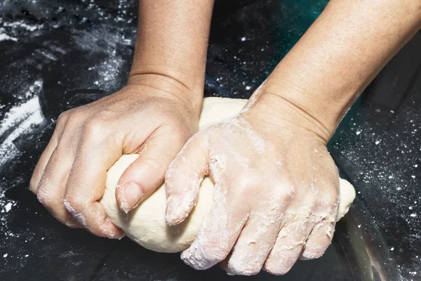 Mãos amassando uma massa de farinha — Fotografia de Stock