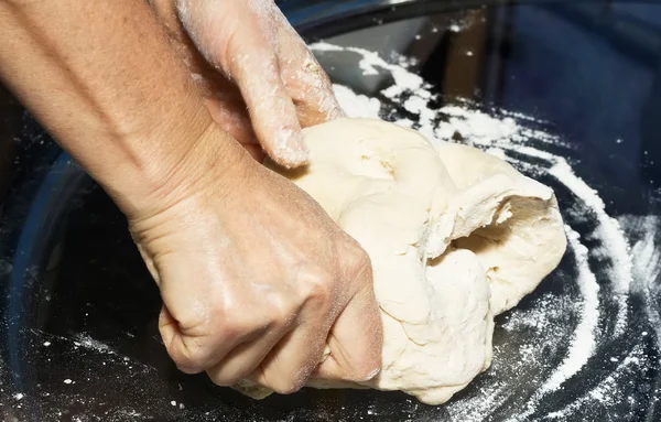 Mãos amassando uma massa de farinha — Fotografia de Stock