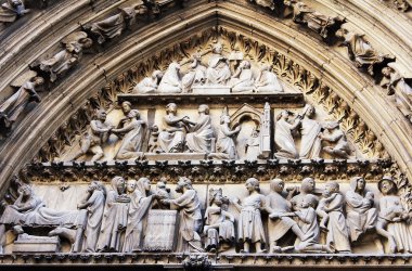 Gotik Katedrali Notre Dame de Paris değil