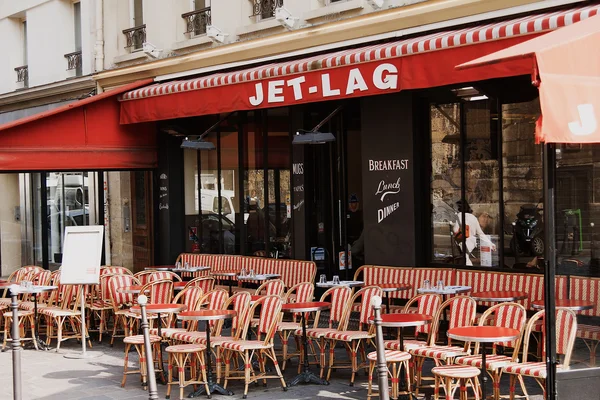 Kleurrijke tafels en stoelen in sidewalk café Parijs, — Stockfoto