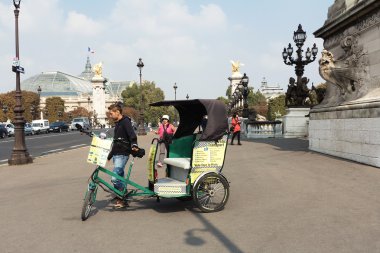 Turistler gezi için bisiklet taksi taşır.