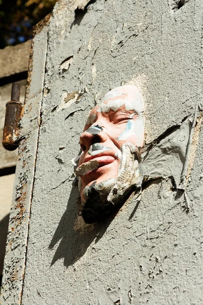 Face masker op een muur. — Stockfoto