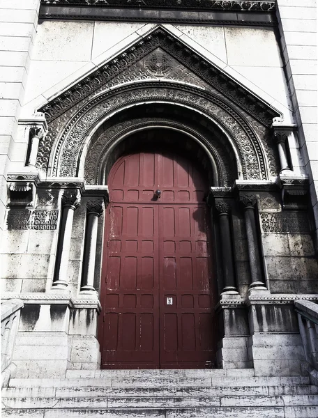 Red door at Sacre Coeur in Paris — Stock Photo, Image