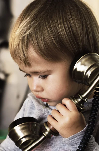 Niño con teléfono vintage —  Fotos de Stock