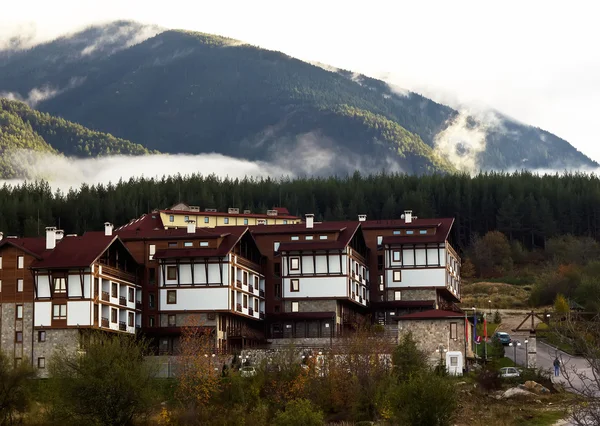 A vista panorâmica das casas modernas e do hotel na Bulgária — Fotografia de Stock