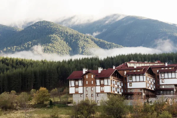 A vista panorâmica das casas modernas e do hotel na Bulgária — Fotografia de Stock