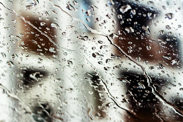 Yağmur damlaları cama düşer