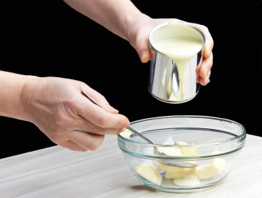 Ekşi krema kek yapmak.