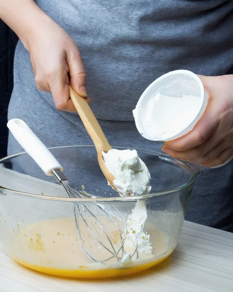 Hacer pastel de esponja . —  Fotos de Stock