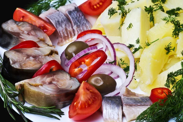 Carapau fumado com legumes . — Fotografia de Stock