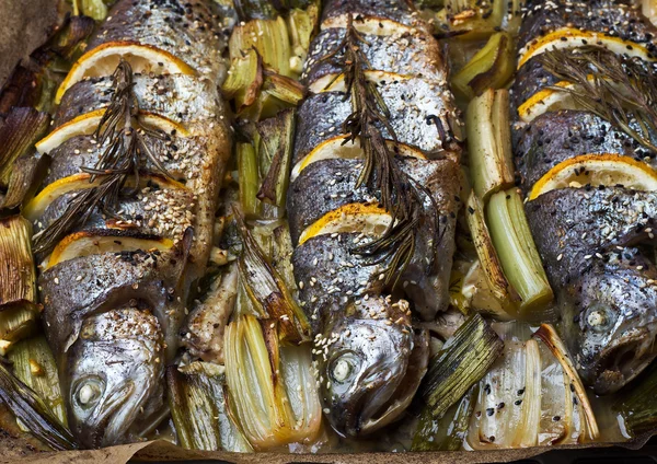 Cocinar pescado de trucha con limón . — Foto de Stock