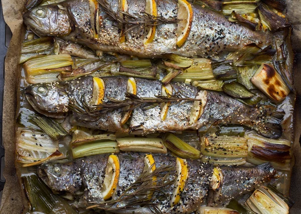 Cozinhar peixe truta com limão . — Fotografia de Stock