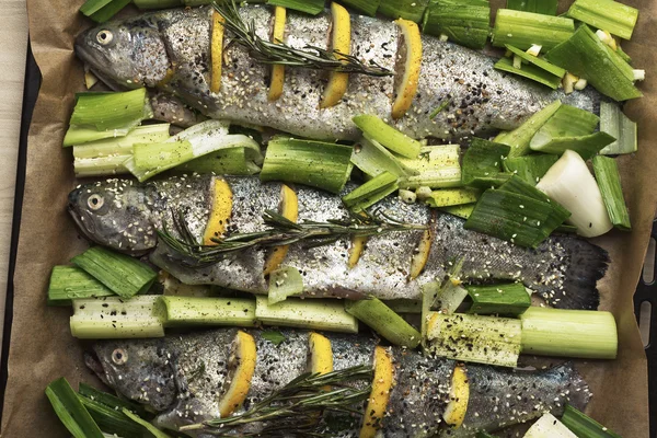 Cocinar pescado de trucha con limón . —  Fotos de Stock