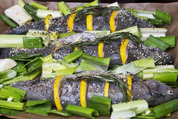 Cozinhar peixe truta com limão . — Fotografia de Stock