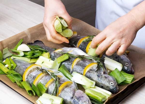 Cooking trout fish with lemon. — Stock Photo, Image