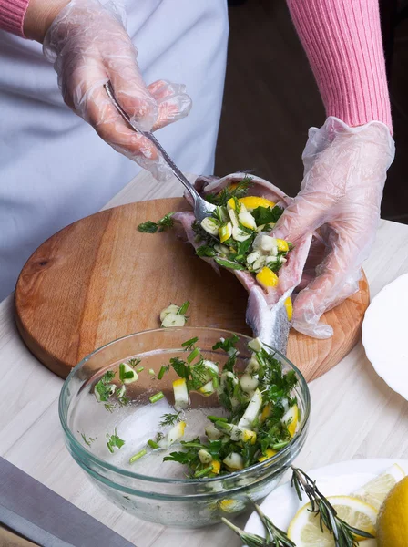 Matlagning öring fisk med citron. — Stockfoto