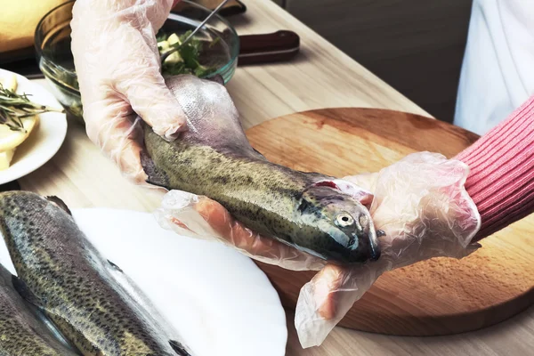 Koken forel vissen met citroen. — Stockfoto