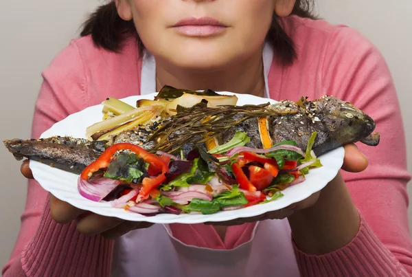 Cocinar pescado de trucha con limón . — Foto de Stock