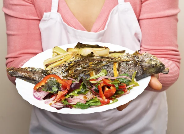 Matlagning öring fisk med citron. — Stockfoto