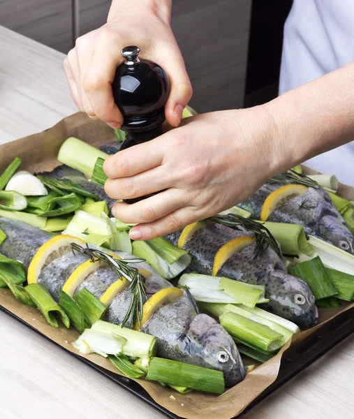 Cooking trout fish with lemon. — Stock Photo, Image