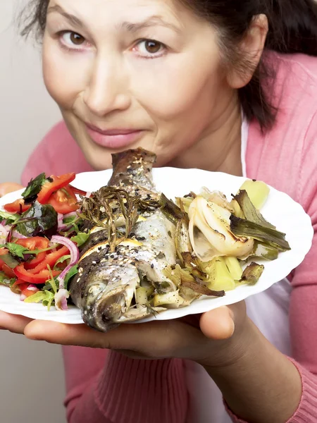 Cozinhar peixe truta com limão . — Fotografia de Stock