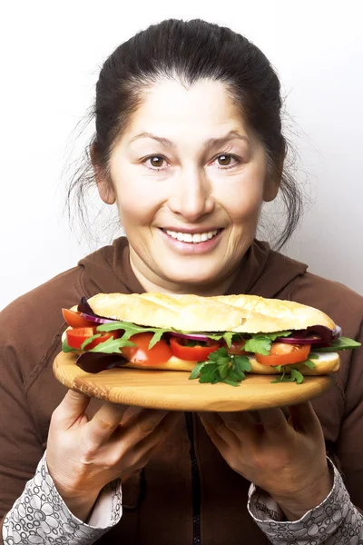Mulher com um sanduíche . — Fotografia de Stock