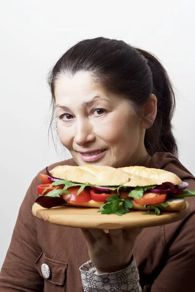 サンドイッチを持つ女性. — ストック写真