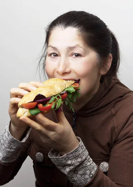 サンドイッチを持つ女性. — ストック写真